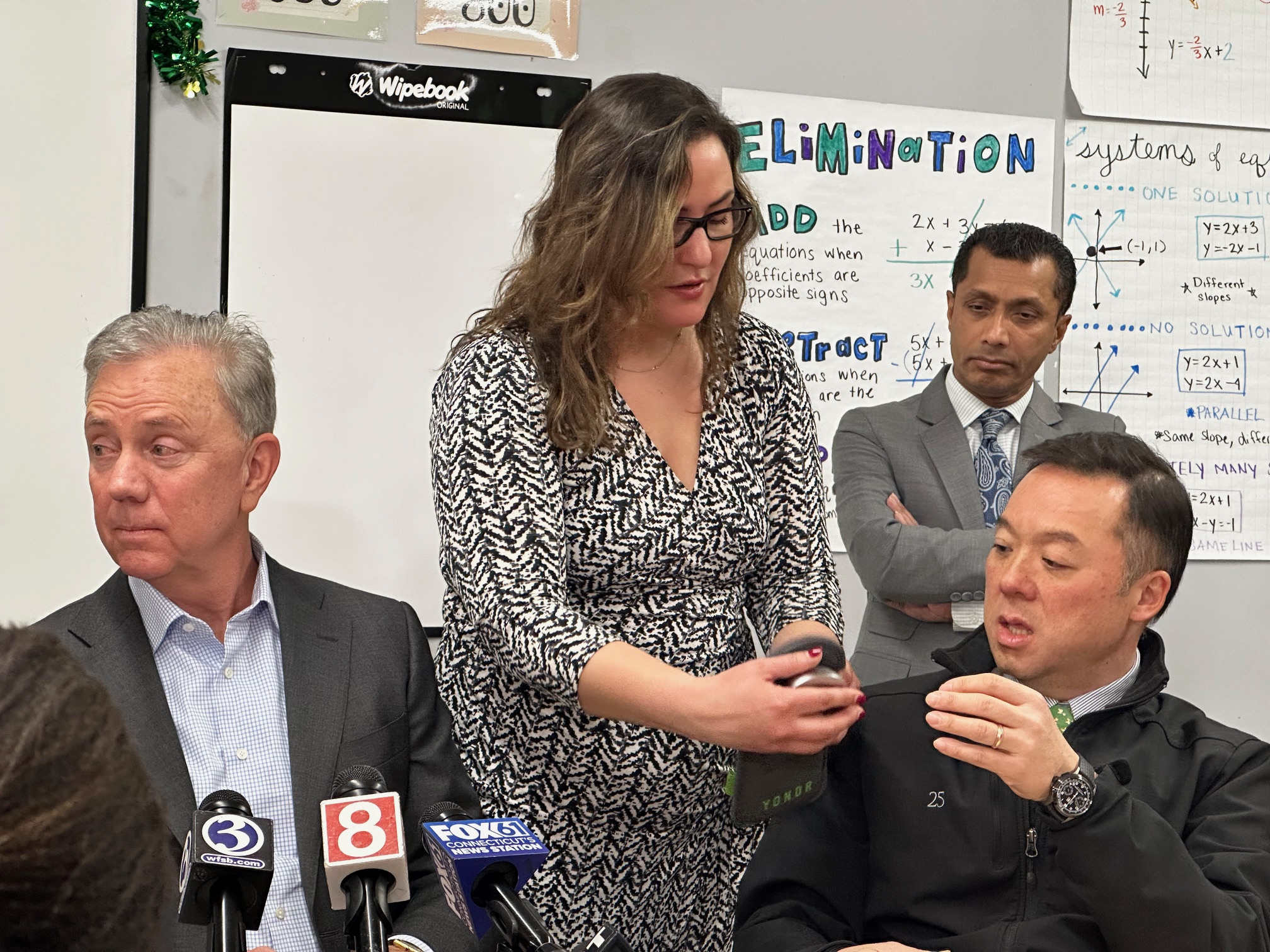 A cellphone use ban in schools? One CT town is experimenting